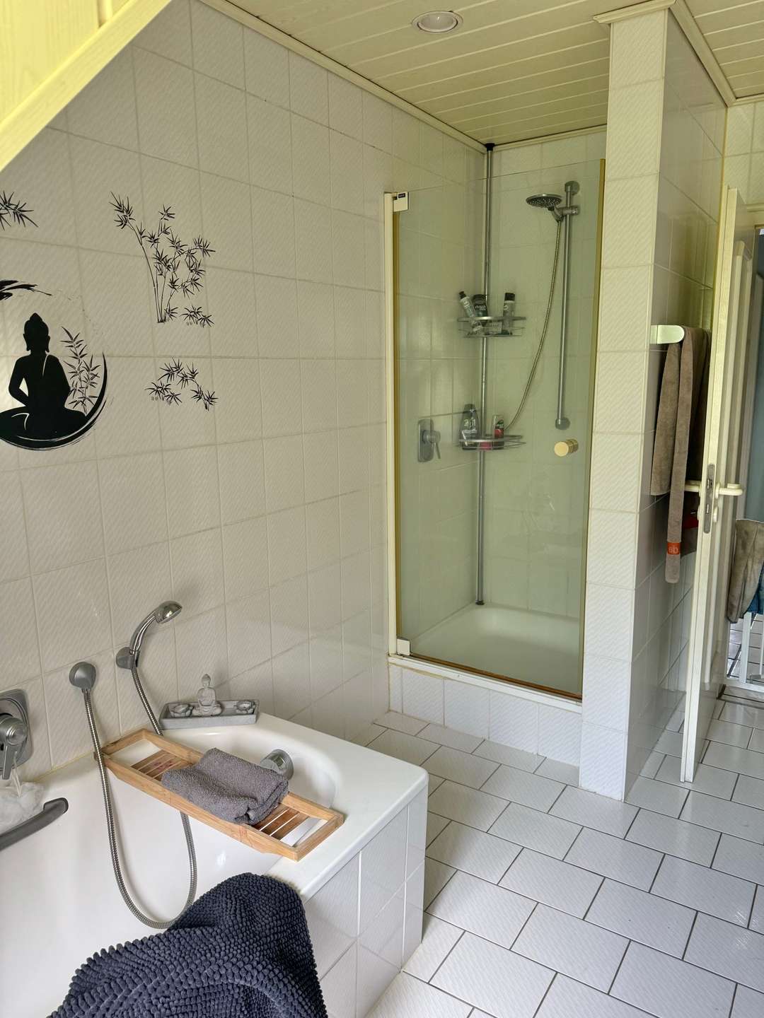 2 Etagen, 2 PKW-Stellpl&auml;tze, 2 B&auml;der, Loggia